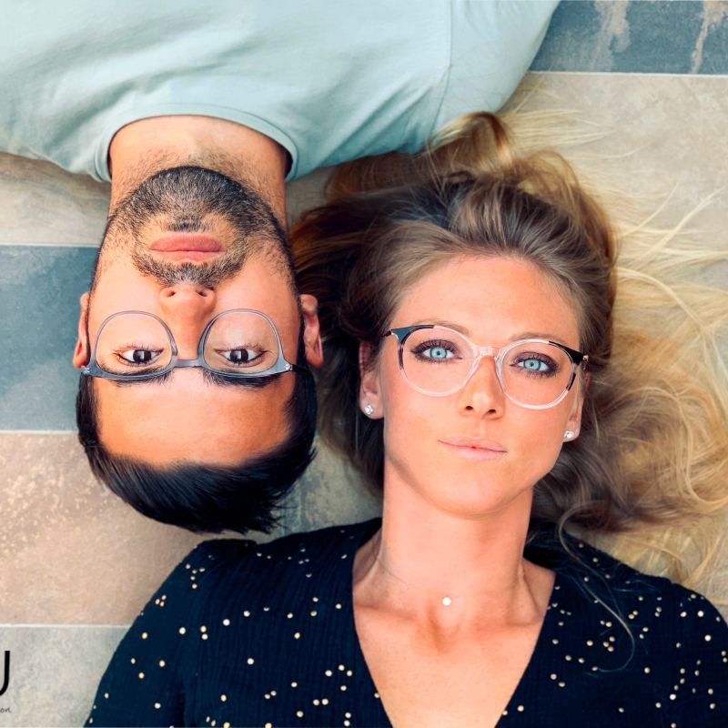 Couple portant des lunettes de vue LOU Création, montures noire et cristal
