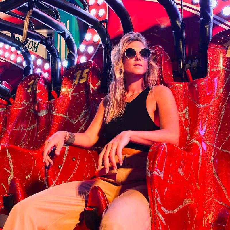 Femme portant des lunettes de soleil rondes verres fumés