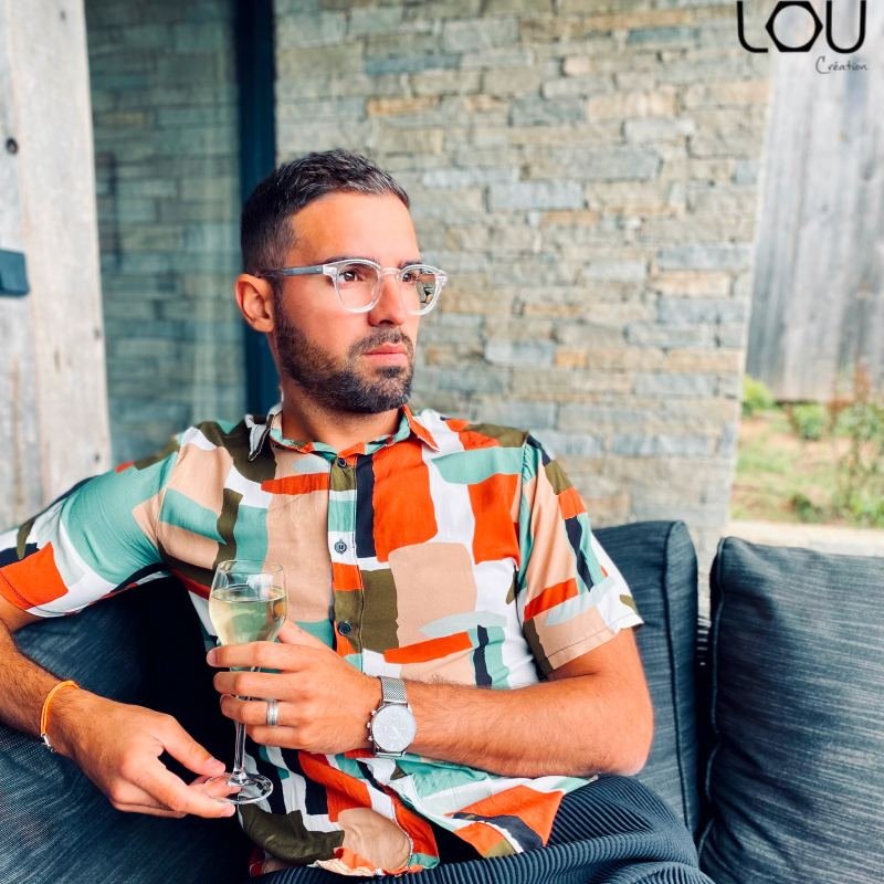 Homme portant des lunettes de vue à monture transparente cristal LOU Création