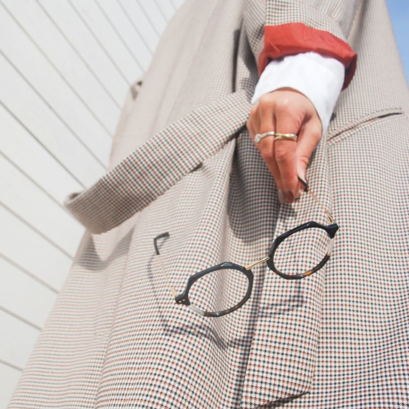 Monture de lunettes ronde en écaille tenue à la main