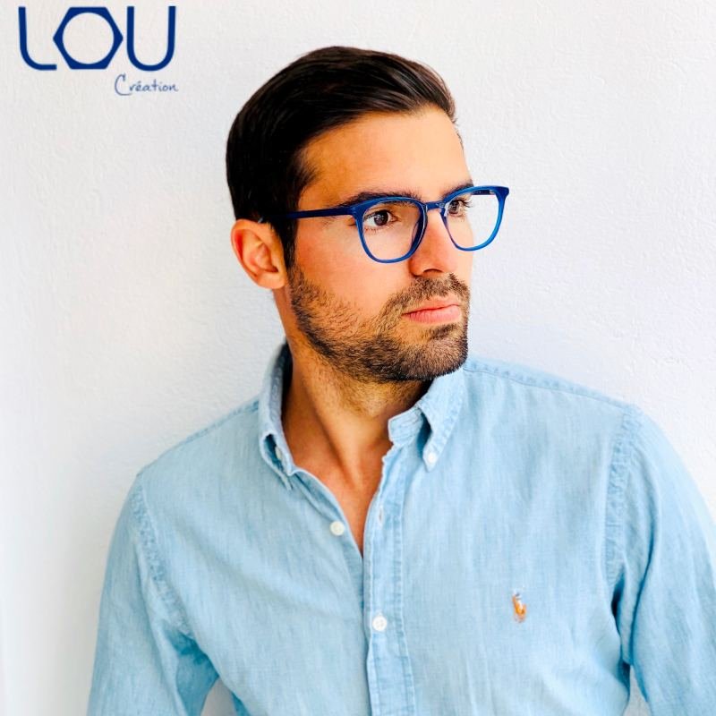 Homme portant une monture de lunettes de vue bleue LOU Création